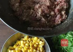 Illustration of how to make dumplings stuffed with pork, prawns, corn kernels and chives 1