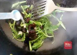 Illustration of how to make fried noodles with vegetables, fungus, and eggs 4