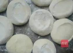 Illustration of how to make cowpea meat buns 11