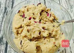 Illustration of how to make lotus seed mud rose cake 10