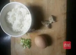 Illustration of how to make fried rice with egg and meat cubes 1