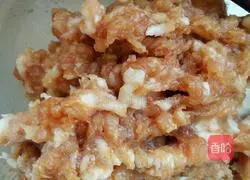 Illustration of how to make celery and pork dumpling stuffing 2