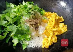 Illustration of how to make vegetable and egg fried rice 6