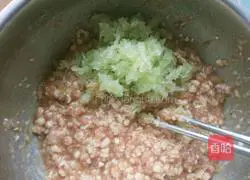 Illustration of how to make watermelon rind and pork wontons 5