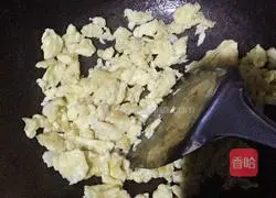 Illustration of how to make fried rice with shredded eggs and potatoes 3