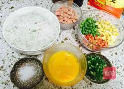 Illustration of how to make colorful fried rice 1