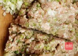 Illustration of how to make dumplings stuffed with pork and celery 4