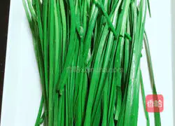 Illustration of how to make dumplings stuffed with chives and fresh meat 1