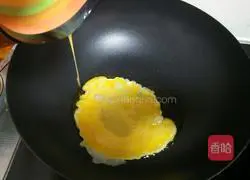 Illustration of how to make green pepper and egg fried rice 2