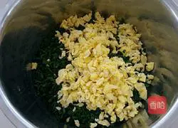 Illustration of how to make egg and leek dumpling stuffing 5