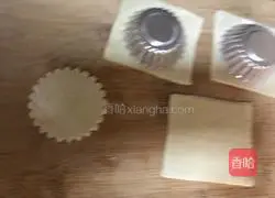 Illustration of how to make shrimp pizza with dumpling skin 1