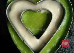 Illustration of how to make two-color love cake 7