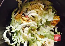 Illustration of how to make fried rice with cabbage, minced meat and eggs 4