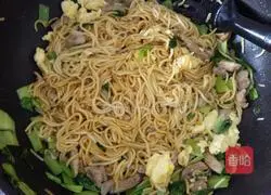Illustration of how to make stir-fried noodles with shredded vegetables and pork 13