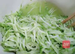 Illustration of how to make zucchini and egg bun filling 6