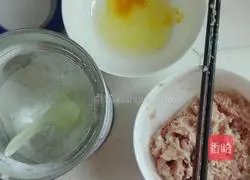 Illustration of how to make three fresh dumplings 1