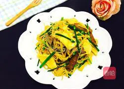 Illustration of how to make stir-fried noodles with leek seedlings, foie gras and eggs 15