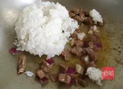 Illustration of how to make fried rice with beef and vegetables 8