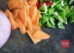 Illustration of how to make potato-roasted beef noodles 2