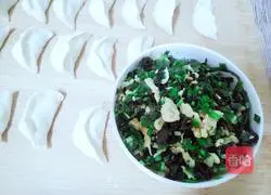 Illustration of how to make leek and egg dumpling filling 1