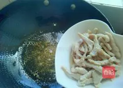 Illustration of how to make braised bean sprouts and shredded pork cakes 8