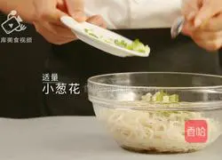 How to eat delicious food in summer.Learn how to make secret pepper and sesame noodles in one minute.Illustration 8