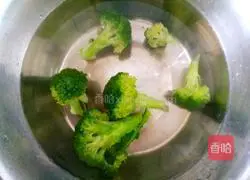 Broccoli fried with black rice Practice illustration 2