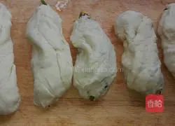 Illustration of how to make scallion pancakes 8