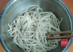 Illustration of how to make sesame sauce noodles 7