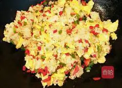 Illustration of how to make double pepper and egg fried rice 7