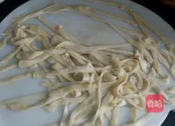 Illustration of how to chop soy sauce noodles 2