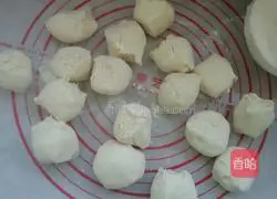 Illustration of how to make big buns with mustard stuffing in snow 7