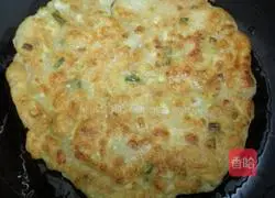 Illustration of how to make gourd and lean meat pancakes 5