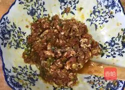 Yellow mushroom and celery Illustration of how to make pork dumplings 8