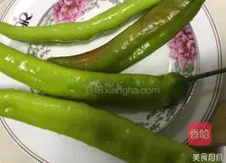 Illustration of how to make lazy green pepper fried meat roll flatbread 2