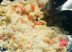 Illustration of how to make carrot and egg fried rice 8