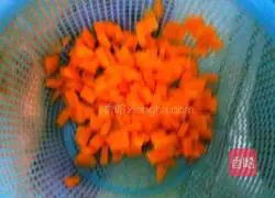 Illustration of how to make salmon egg fried rice 2