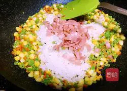 Illustration of how to make colorful golden fried rice 8