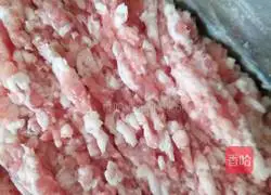 Illustration of how to make pork and leek dumplings 1