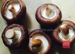 Illustration of how to make cabbage, mushroom, fungus, egg and vegetarian dumplings 3