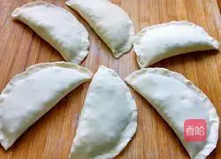 Illustration of how to make chives, shrimps and egg pancakes 10