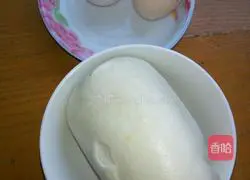 Illustration of how to make egg steamed bun slices 1