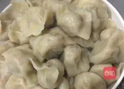 Illustration of how to make mutton and green onion dumplings 14