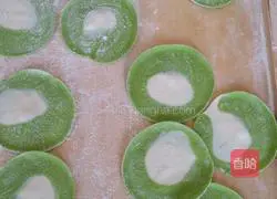 Illustration of how to make green pepper and pork dumplings 6