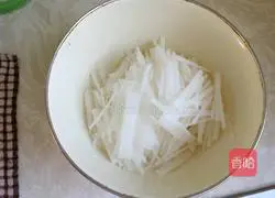 Illustration of how to make white radish, meat and vegetable dumplings 1