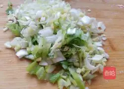 Illustration of how to make pork and mushroom dumpling stuffing 2