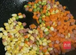 Illustration of how to make colorful fried rice 5