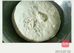 Illustration of how to make steamed buns stuffed with jelly and chives 2