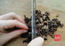 Illustration of how to make celery and pork dumplings 3