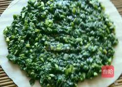 Illustration of how to make green onion and egg pie 6